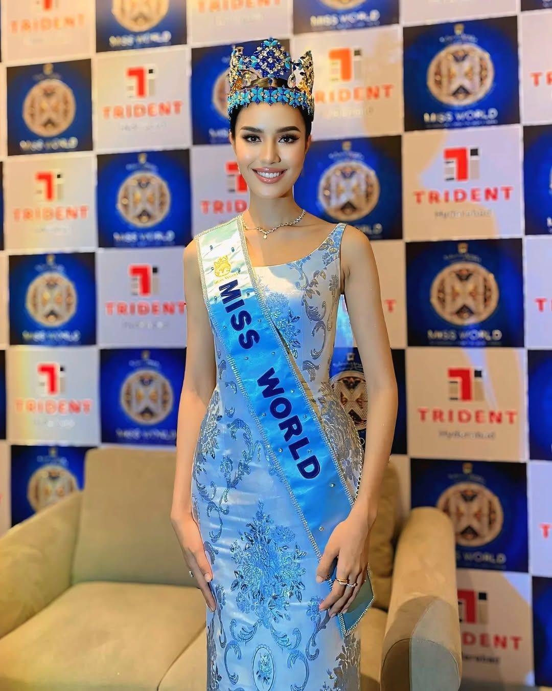 Opal Suchata Chuangsri trở thành người đẹp Thái Lan đầu tiên đăng quang tại đấu trường sắc đẹp lớn nhất hành tinh này, gây chú ý không chỉ bởi hành trình đặc biệt mà còn bởi nhan sắc đậm chất Á Đông, thanh thoát nhưng đầy cá tính. Cô là một người truyền cảm hứng cho rất nhiều phụ nữ Thái Lan. Người đẹp từng chiến đấu với căn bệnh ung thư vú.