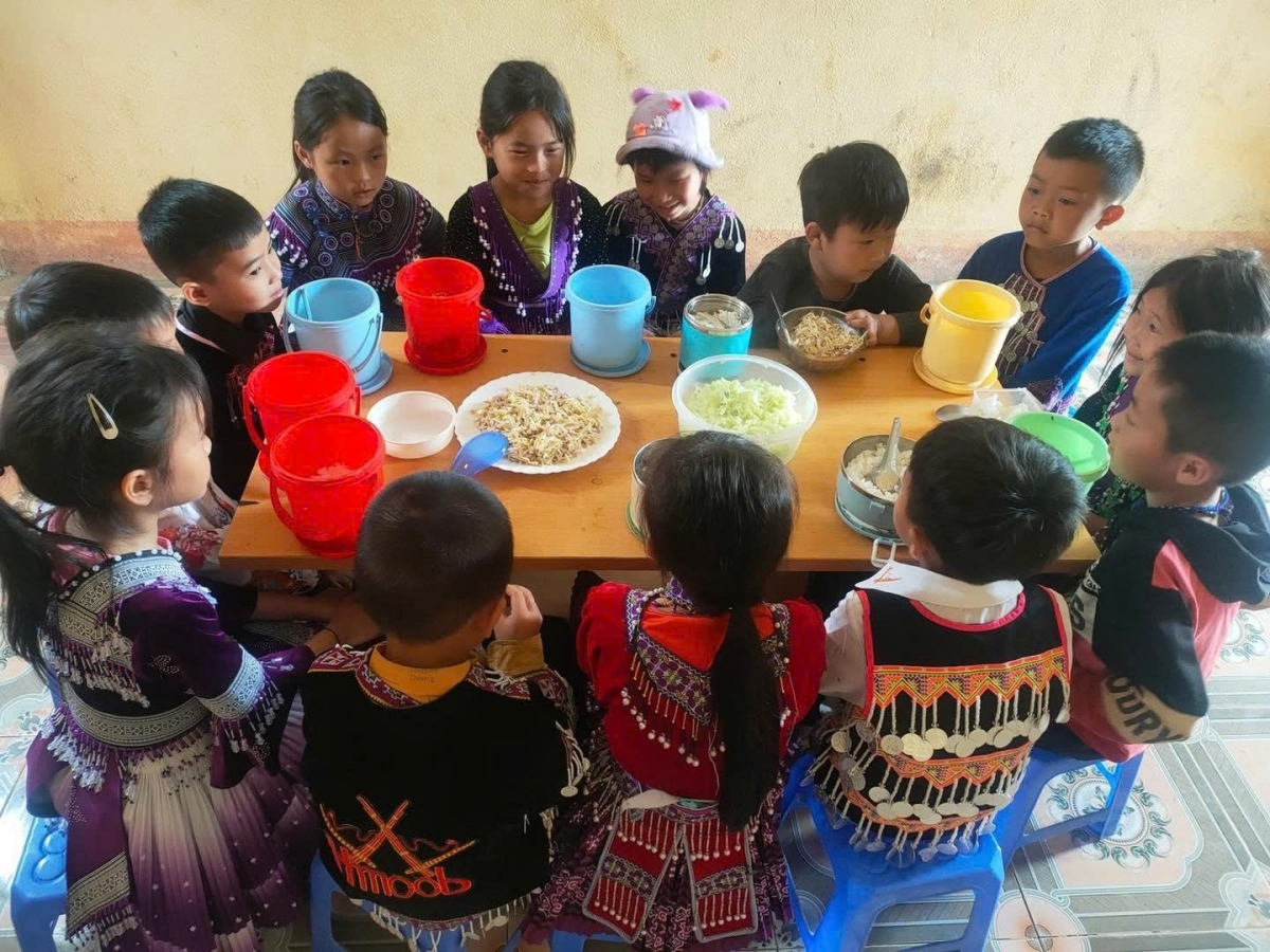 Dự án "Nuôi em" cung cấp bữa trưa miễn phí cho trẻ em vùng cao thông qua nguồn tài trợ của các nhà hảo tâm. (Ảnh: FB Nuôi em)