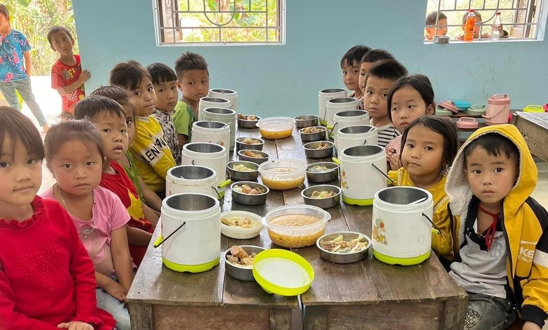 Bữa trưa của các em nhỏ trong dự án Nuôi em. (Ảnh: FB Dự án Nuôi em)