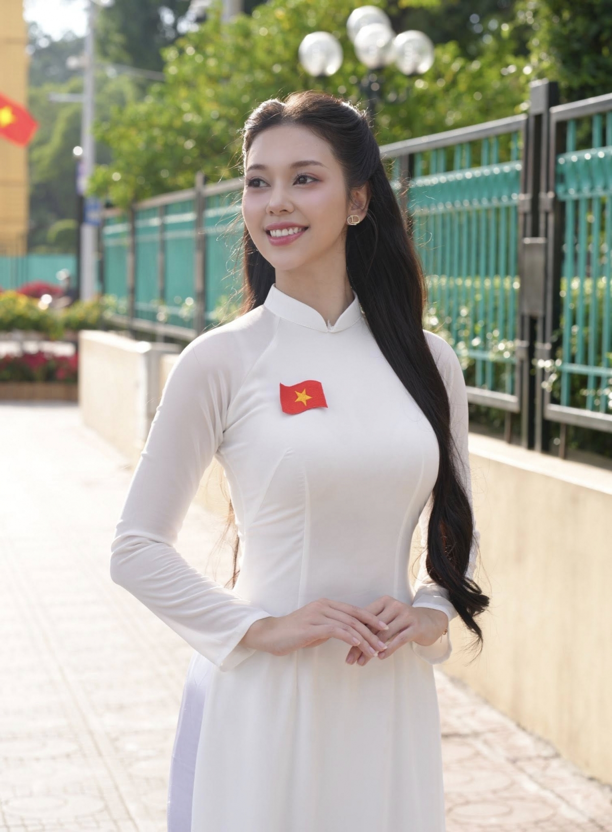 Hà Bùi từng theo học khoa Diễn viên kịch hát tại Trường Đại học Sân khấu &amp; Điện ảnh Hà Nội, đồng thời theo học Học viện Tài chính và Học viện Kinh doanh và Công nghệ Hà Nội.