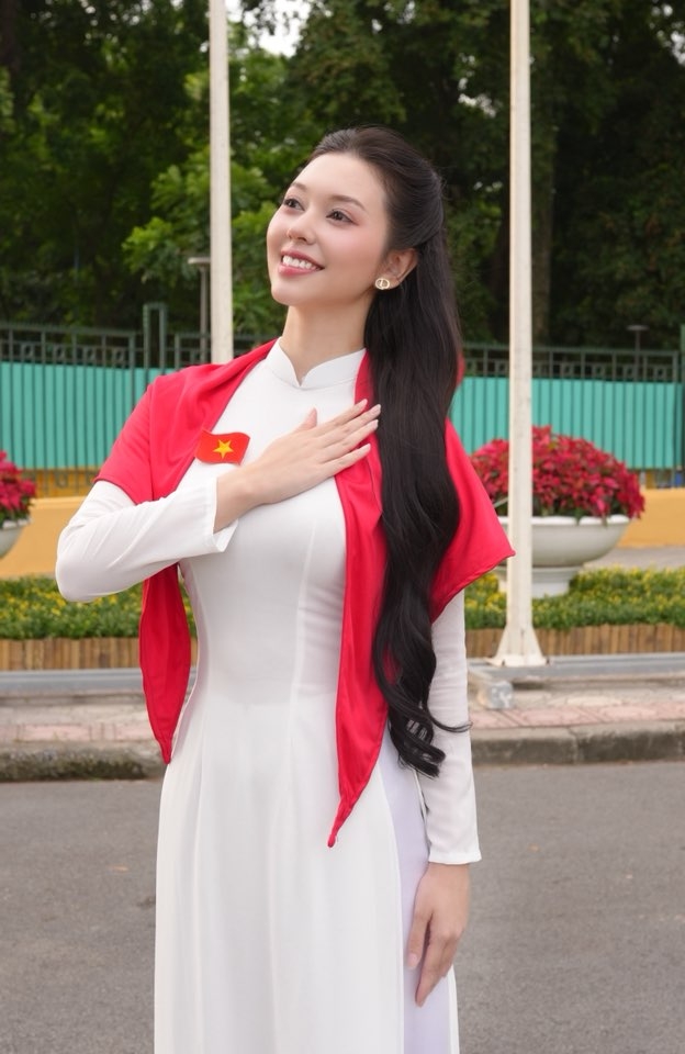 Trước khi bước chân sâu vào lĩnh vực diễn xuất, cô từng lọt Top 10 thế hệ 2X của bảng xếp hạng online Hoa hậu Hoàn vũ Việt Nam 2019 và vào Top Bán kết Hoa khôi Sinh viên Việt Nam 2018.