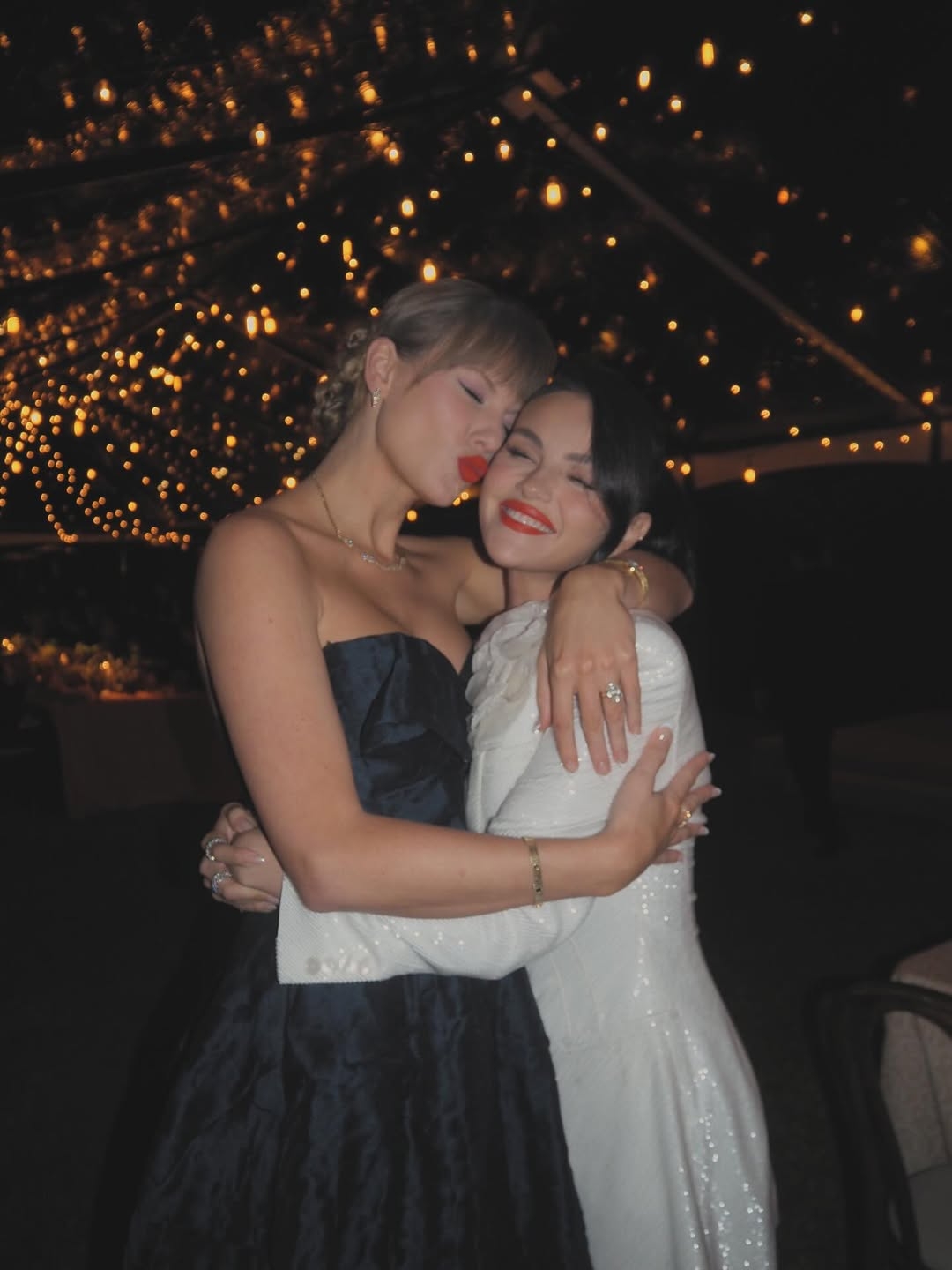 Taylor Swift (trái) và Selena Gomez