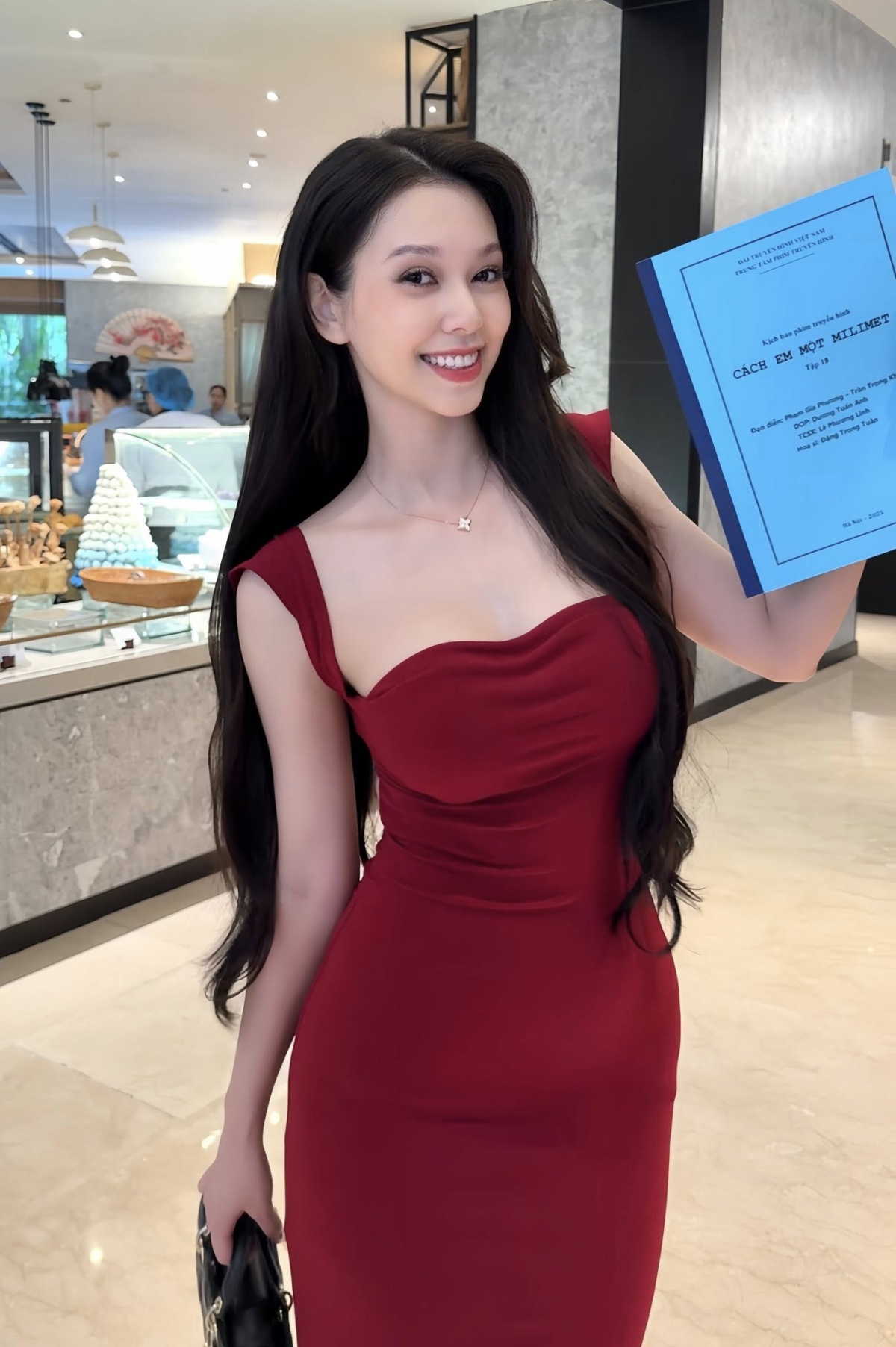 Ở những tập phát sóng gần đây, cao trào được đẩy lên khi Duyên vào khách sạn cùng Hiếu trong lúc vẫn là bạn gái của Bách. Tình tiết này ngay lập tức khiến khán giả phản ứng dữ dội, kéo theo hàng loạt tranh luận trái chiều.