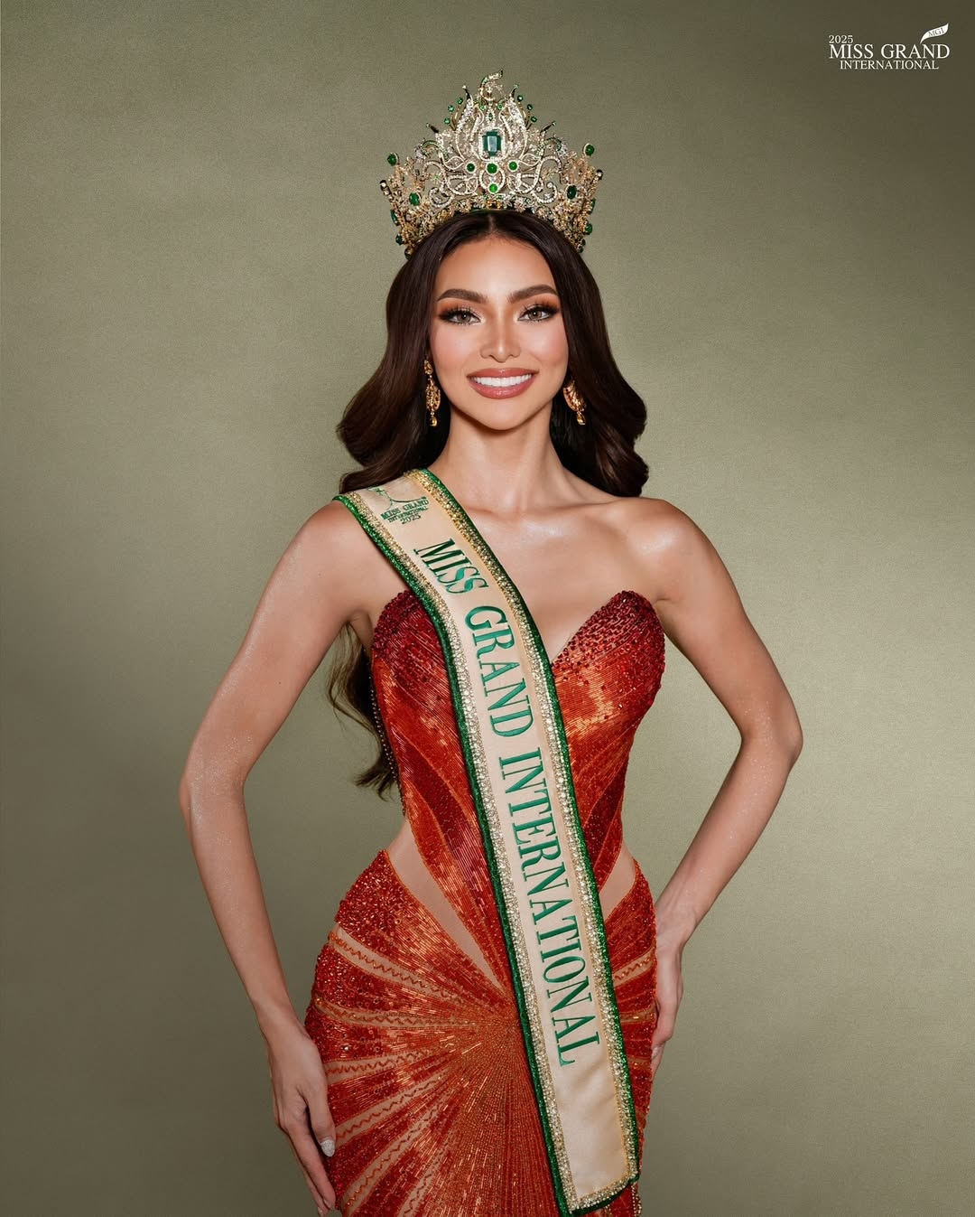 Emma Tiglao - đại diện Philippines đã xuất sắc chạm tay tới vương miện cao quý của cuộc thi Miss Grand International 2025 (Hoa hậu Hòa bình Quốc tế). Người đẹp sinh năm 1994, cao 1m75, tốt nghiệp ngành Quản lý Du lịch tại đại học Holy Angel. Tại Philippines, cô là gương mặt quen thuộc của giới sắc đẹp, thời trang. Tiglao đang là người mẫu, MC truyền hình tại quê nhà với hàng trăm nghìn người theo dõi trên Instagram.