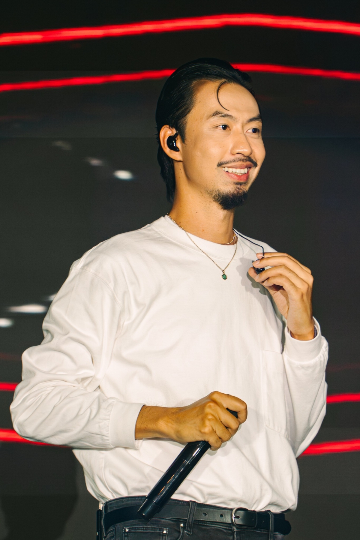 Giữa những xôn xao về tính minh bạch của dự án thiện nguyện “Nuôi em”, rapper Đen Vâu lên tiếng giải thích vai trò của mình, khẳng định chỉ là ''mạnh thường quân''. Anh cho biết mình không phải là người sáng lập, không tham gia vào bộ máy quản lý, vận hành hay quyết định việc sử dụng ngân sách của dự án "Nuôi em".