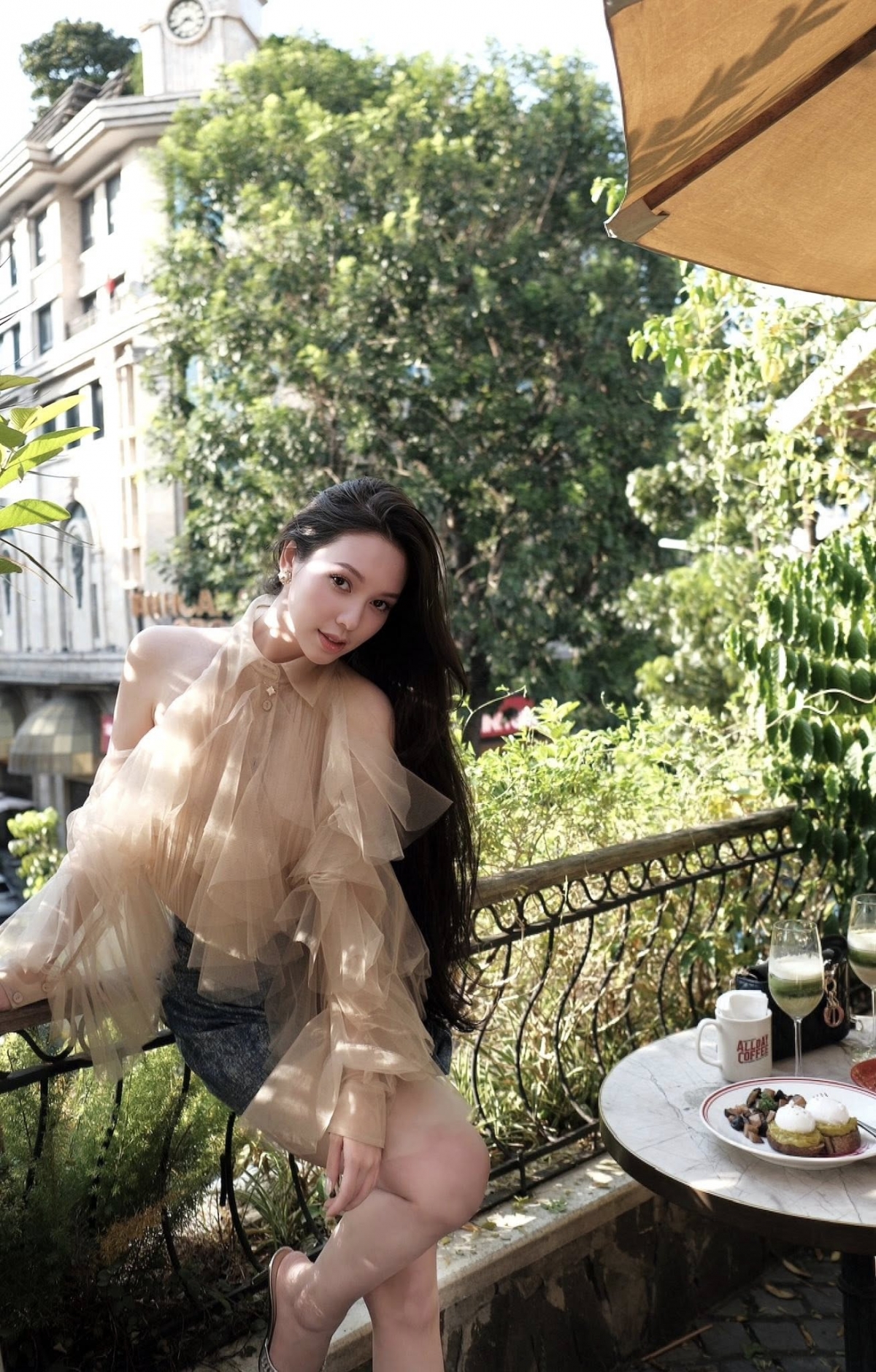 Ngoài đời, Hà Bùi sở hữu vẻ ngoài quyến rũ với gương mặt thanh thoát, sống mũi cao và nụ cười tươi sáng.