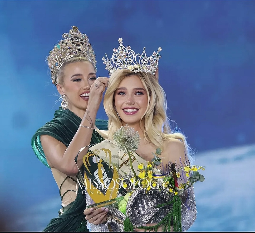 Chung kết Miss Earth (Hoa hậu Trái đất) 2025 khép lại với chiến thắng thuộc về Natálie Puškinová, đại diện Cộng hòa Séc. Người đẹp 21 tuổi vượt qua hơn 70 thí sinh đến từ khắp nơi trên thế giới để đăng quang ngôi vị cao nhất. Natálie Puškinová là sinh viên ngành Marketing và Quan hệ công chúng tại Đại học Charles (Prague), đồng thời là người mẫu, doanh nhân và thợ lặn chuyên nghiệp.
