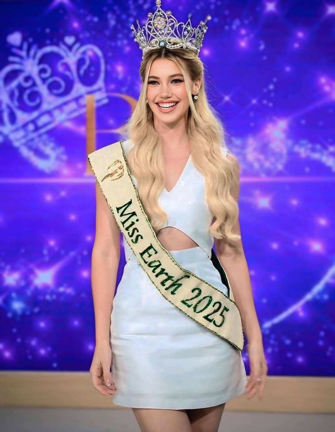 Sở hữu chiều cao 1m78, mái tóc vàng nổi bật cùng vẻ đẹp thanh lịch, cô được đánh giá là “ứng viên mạnh” xuyên suốt cuộc thi. Bên cạnh sắc vóc, tân Hoa hậu còn ghi điểm với dự án “From Plate to Planet” – kêu gọi giảm lãng phí thực phẩm và thúc đẩy lối sống bền vững.