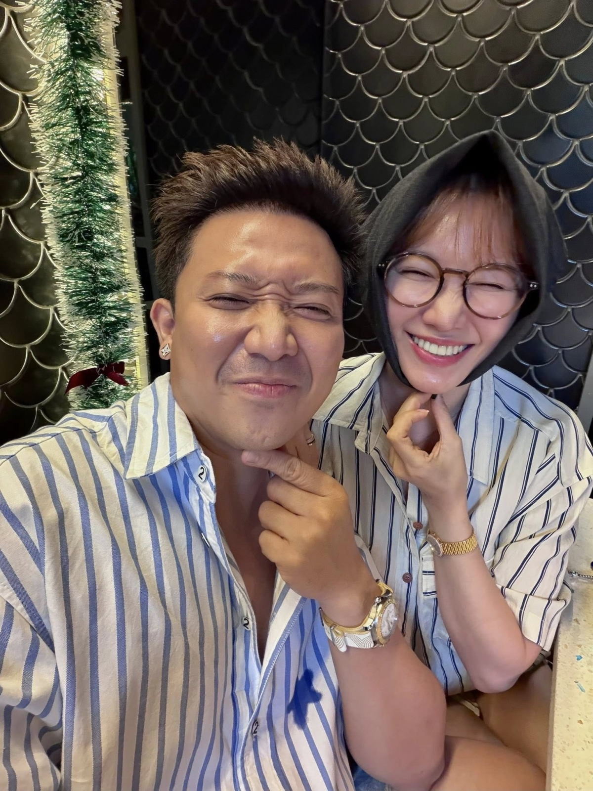 Dù bận rộn với công việc, cả hai vẫn duy trì thói quen hẹn hò, du lịch cùng nhau và thường xuyên đăng tải những khoảnh khắc đời thường ngọt ngào trên mạng xã hội. Những câu chuyện dí dỏm, tương tác dễ thương giữa hai vợ chồng khiến khán giả yêu mến và ngưỡng mộ.