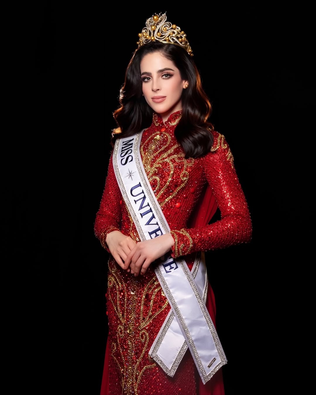 Fátima Bosch - người đẹp đến từ Mexico đã xuất sắc đăng quang Miss Universe (Hoa hậu Hoàn vũ) 2025. Cô gây chú ý nhờ nụ cười tỏa nắng, gương mặt ấn tượng, hình thể khỏe khoắn. Fátima Bosch, 25 tuổi, là một người mẫu và nhà thiết kế thời trang. Cô từng tốt nghiệp ngành Thiết kế thời trang tại Đại học Iberoamericana, sau đó tiếp tục học tại Học viện Nghệ thuật Nuova Accademia di Belle Arti ở Milan và Học viện Lyndon ở Vermont, Mỹ. Fátima Bosch cũng theo đuổi các dự án xã hội tập trung vào giáo dục và chăm sóc sức khỏe.