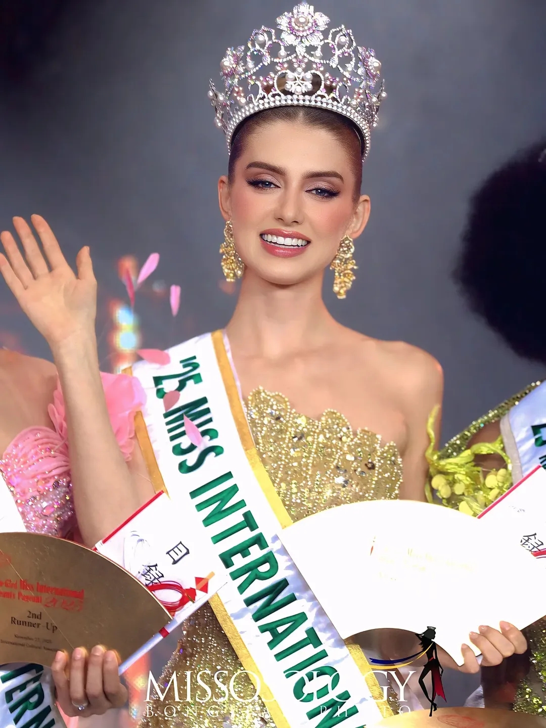 Chiếc vương miện Miss International (Hoa hậu Quốc tế) 2025 thuộc về người đẹp Catalina Duque đến từ Colombia. Tân Hoa hậu Quốc tế 2025, 26 tuổi, cao 1,80 m, sở hữu gương mặt rạng rỡ, nhan sắc ngọt ngào và phong thái tự tin. Cô tốt nghiệp ngành Truyền thông xã hội tại Đại học EAFIT, Medellín. Ban giám khảo nhận xét người đẹp Colombia là cô gái năng động, tự tin và gây thiện cảm nhờ nụ cười ngọt ngào.