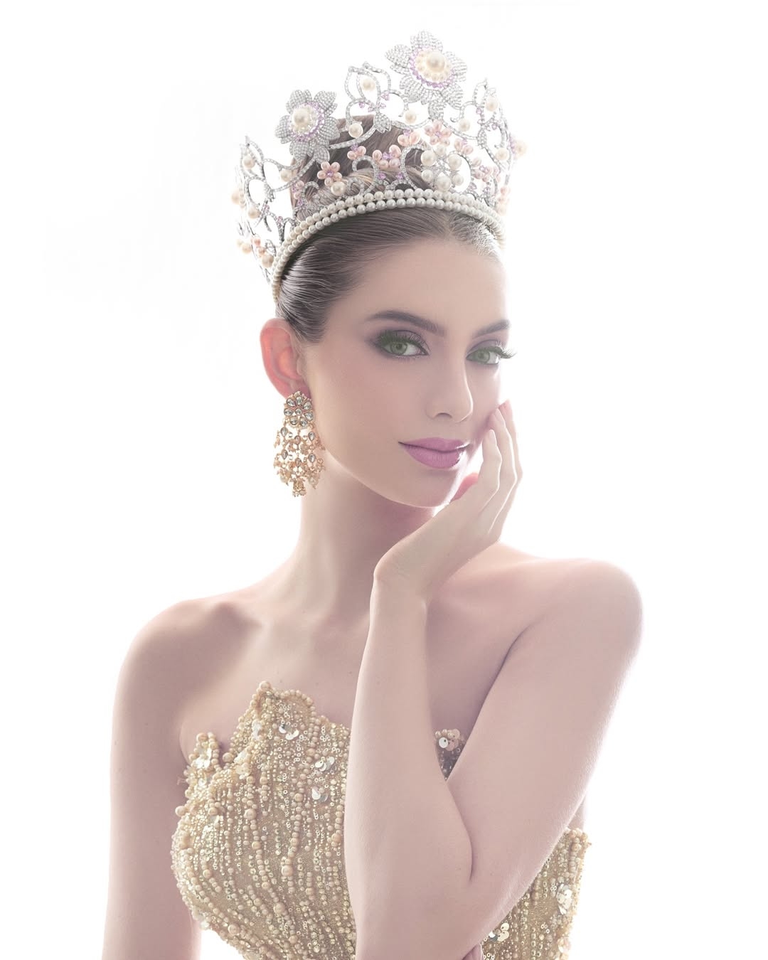 Catalina Duque Abréu sinh ra tại Miami, Florida (Mỹ), lớn lên và sinh sống tại Colombia. Bên cạnh tiếng mẹ đẻ, cô thông thạo tiếng Anh và tiếng Bồ Đào Nha. Cô ghi điểm tại Miss International 2025 với nền tảng học vấn tốt, khả năng giao tiếp lưu loát. Trước khi giành danh hiệu Miss International 2025, Catalina từng đăng quang Miss Antioquia 2024, sau đó giành vương miện Miss Colombia 2024.