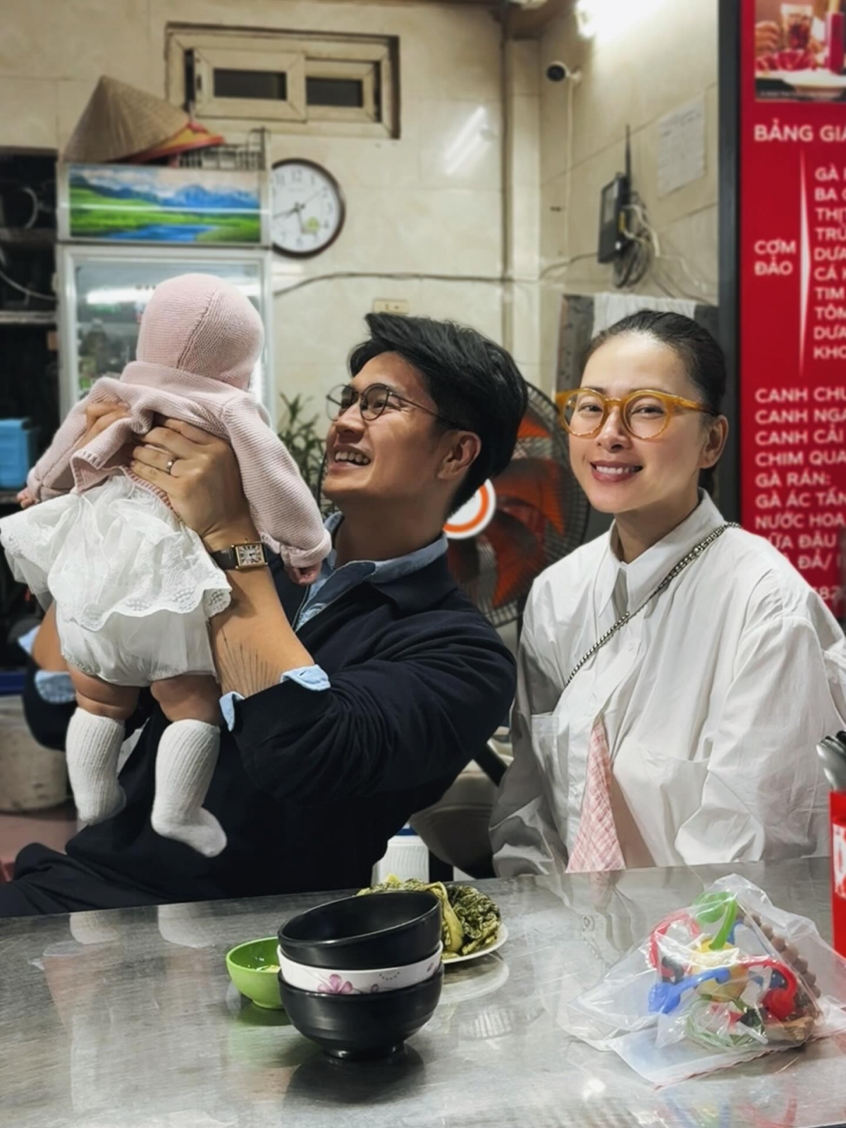 Sao Việt 11/12: Huy Trần, ông xã Ngô Thanh Vân, cho biết vợ chồng anh đưa con gái ra Hà Nội để hoàn thành một cột mốc quan trọng của bé. Dịp này, gia đình cũng tranh thủ cùng nhau tận hưởng không khí Giáng sinh, ẩm thực thủ đô khi thời tiết se lạnh.