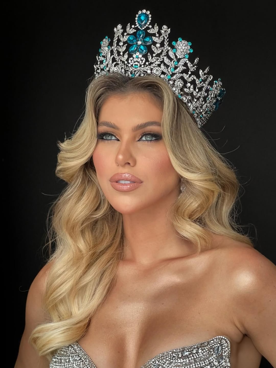 Eduarda Braum sở hữu phong cách thời trang thời thượng, quyến rũ. Trong suốt cuộc thi, cô liên tục biến hóa hình ảnh từ cá tính, thanh lịch đến cuốn hút, nóng bỏng.