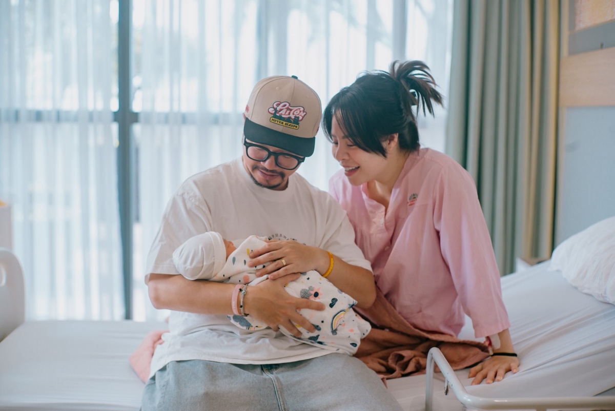 Dancer Gia Linh, vợ rapper Hà Lê, sinh con đầu lòng, là một bé gái vào đầu tháng 12/2025. Con gái cặp nghệ sĩ tên Chiêu Linh, chào đời nặng 3,2 kg. Sau khi vợ sinh con, Hà Lê bày tỏ: “Đã hơn 1 ngày được làm bố, làm mẹ và cảm xúc vẫn còn đang lâng lâng, hạnh phúc khó tả lắm mọi người ạ. Em bé rất trộm vía, ăn được, ngủ được, tuy là cũng hơi khó tính tí, công chúa mà”.