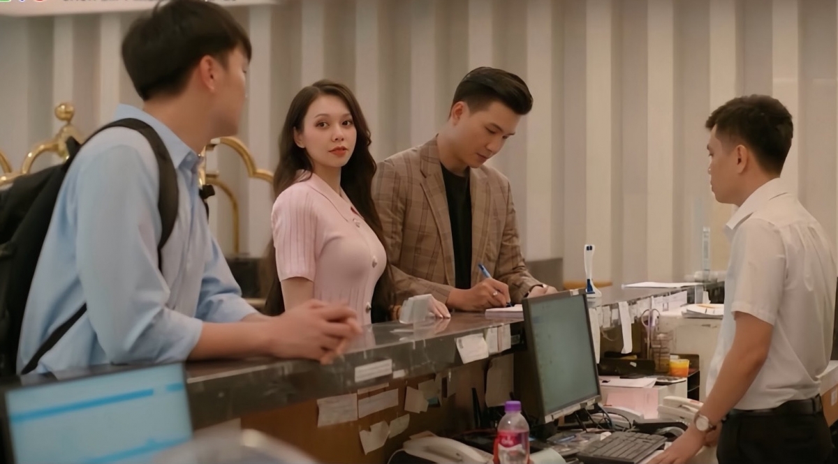 Bộ phim "Cách em 1 milimet" đang tiếp tục thu hút sự quan tâm của khán giả, trong đó nhân vật Duyên do diễn viên Hà Bùi đảm nhận trở thành tâm điểm bàn luận trên mạng xã hội. Ngay từ khi xuất hiện, Duyên đã gây chú ý bởi hình ảnh một cô gái xinh đẹp nhưng đầy toan tính, sẵn sàng vượt qua các ranh giới đạo đức vì lợi ích cá nhân.