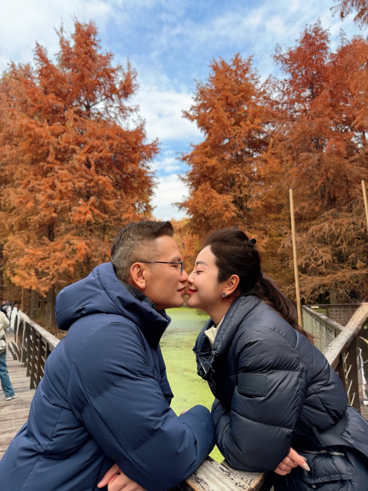 Hoa hậu Jennifer Phạm và ông xã - doanh nhân Đức Hải – “trốn” con đi hẹn hò dài ngày, tận hưởng mùa lá vàng ở Hàng Châu, Trung Quốc.