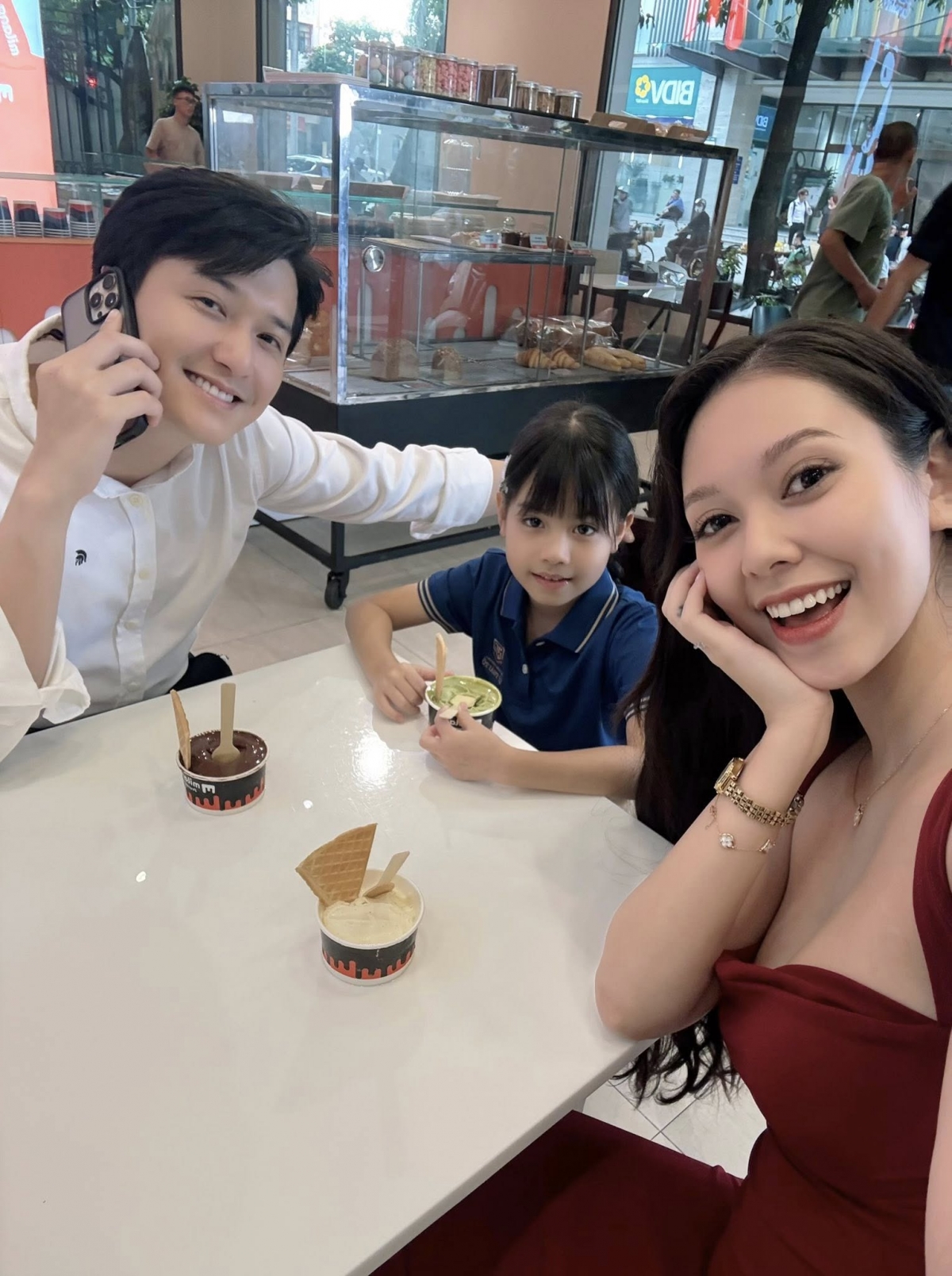 Trước những phản ứng đa chiều này, Hà Bùi cho biết cô đã chuẩn bị sẵn tâm lý ngay từ trước khi phim lên sóng. Nữ diễn viên hiểu rõ tính cách của Duyên sẽ tạo ra nhiều luồng ý kiến khác nhau và xác định đây là điều khó tránh khỏi khi đảm nhận một vai diễn gây tranh cãi.