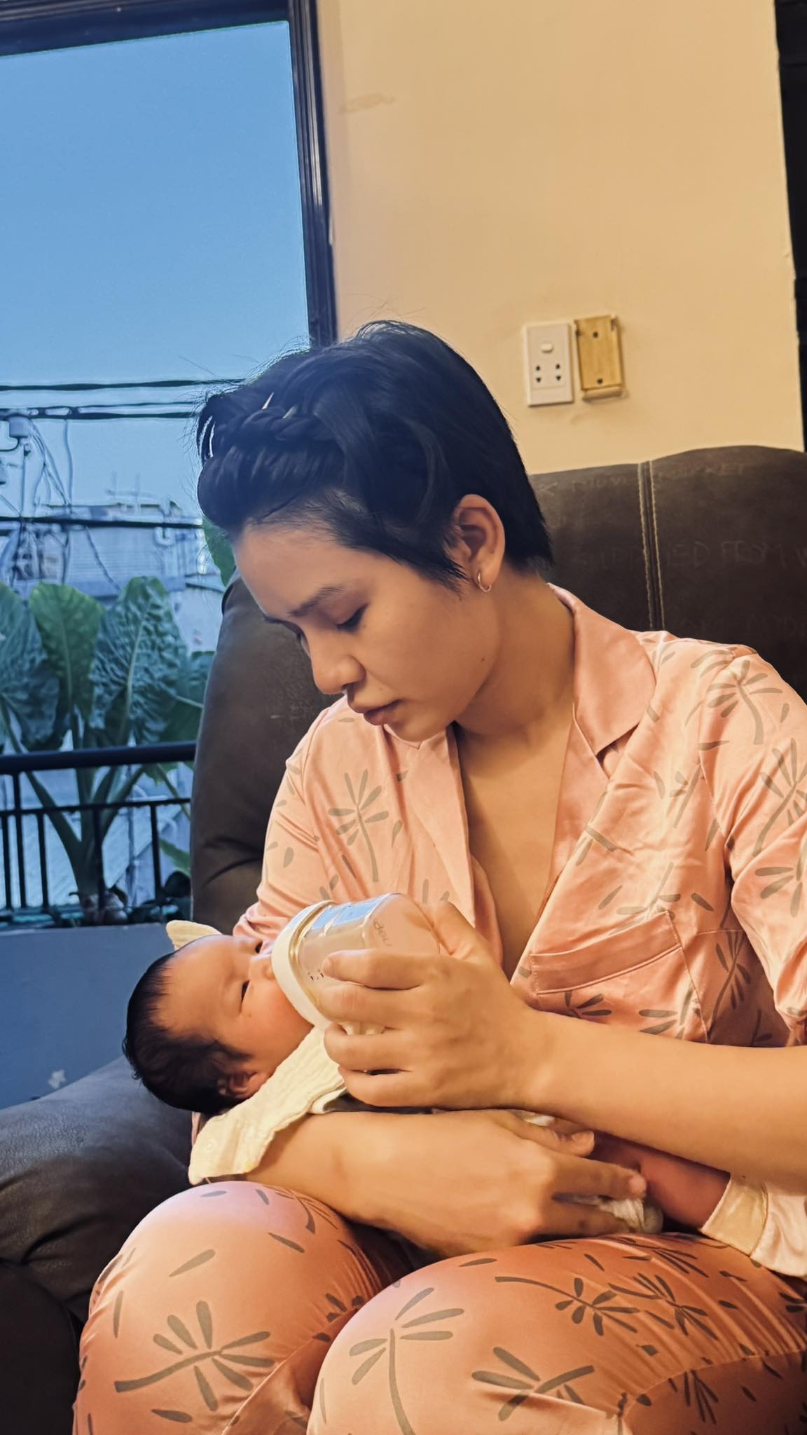 Người mẫu Lê Thu Trang tâm sự sau 2 tuần sinh con đầu lòng. Cô viết: “Mỗi ngày Bamboo bật thêm một tính năng mới, làm cho mẹ ba và bà ngoại bất ngờ sao có thể nhanh như vậy. Nay em ấy đã biết hóng chuyện và thức chơi nhiều hơn rồi, chả mấy chốc lại bi bô nhỉ”.