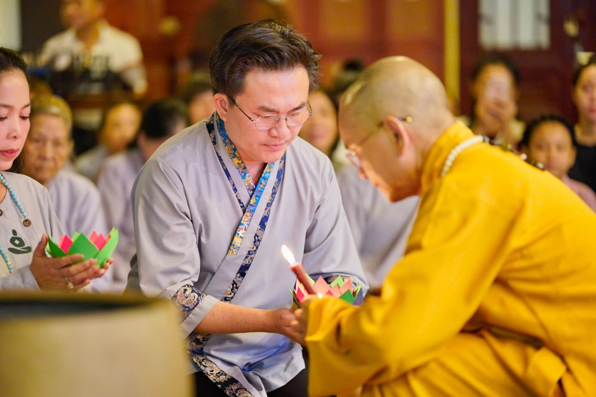 MC Đại Nghĩa mừng tuổi mới. “Cám ơn mẹ ngày này nhiều năm trước đã cho con chào đời. Nguyện cho chúng sinh bình an, cho tâm nguyện con sớm được viên thành”, anh viết.