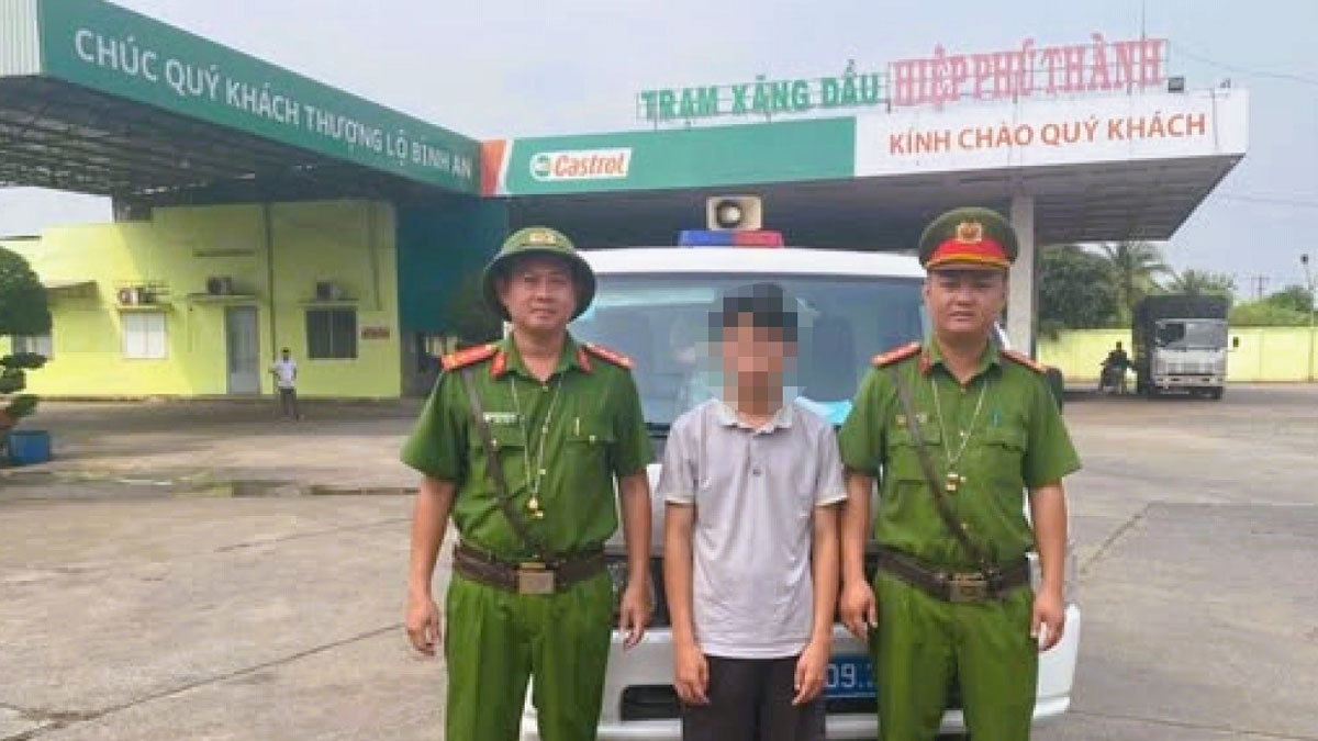 A Chù được công an hỗ trợ đưa về nhà (ảnh: CA)