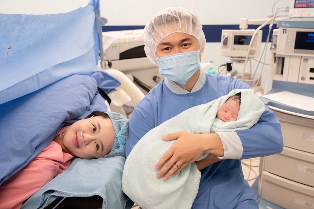 Ca sĩ Thái Trinh và ông xã Thái Minh chào đón con đầu lòng là một bé gái, có tên thân mật là Cheri, vào cuối tháng 11/2025. Nữ ca sĩ chia sẻ loạt ảnh trong ngày lâm bồn, có chồng ở bên chăm sóc. "Chào con, Cheri bé nhỏ của mẹ. Từ hôm nay, bố mẹ sẽ luôn bên cạnh che chở con và cùng con lớn lên từng ngày. Bố mẹ biết cuộc đời mình đã sang chương mới rồi, nhưng mà vẫn chưa hoàn hồn đâu. Giờ mẹ vẫn còn lơ ngơ không hiểu sao mình sinh ra được một cục kẹo đáng yêu thế này”, cô bày tỏ.