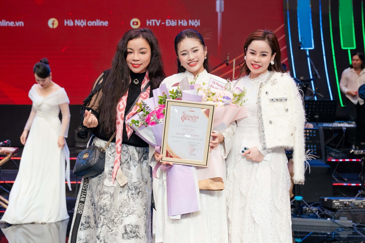 Giải Nhì Tiếng hát Hà Nội 2025 - Nguyễn Gia Linh (giữa) cùng hai cô giáo: NSƯT Tố Nga (trái) và Sao Mai Hương Ly