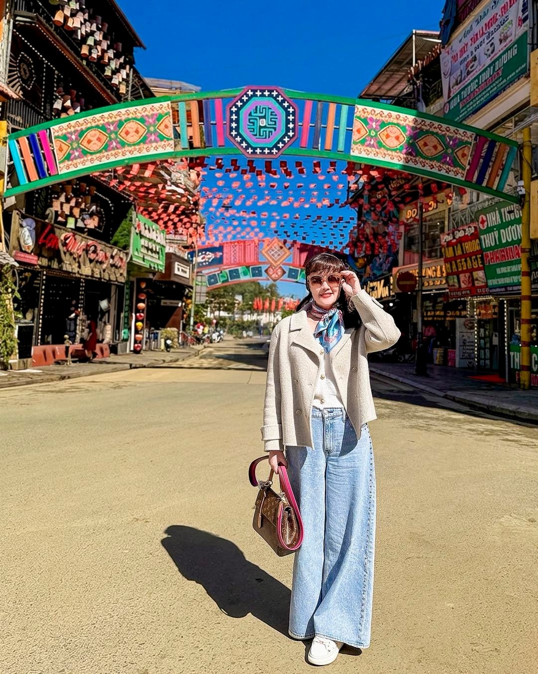 “Đủ nắng hoa sẽ nở. Đủ văn vở em sẽ làm Táo quân”, nghệ sĩ Vân Dung viết trên trang cá nhân. Bên dưới bài đăng, khán giả hào hứng mong chờ “món ăn tinh thần” Táo quân vào dịp cuối năm.