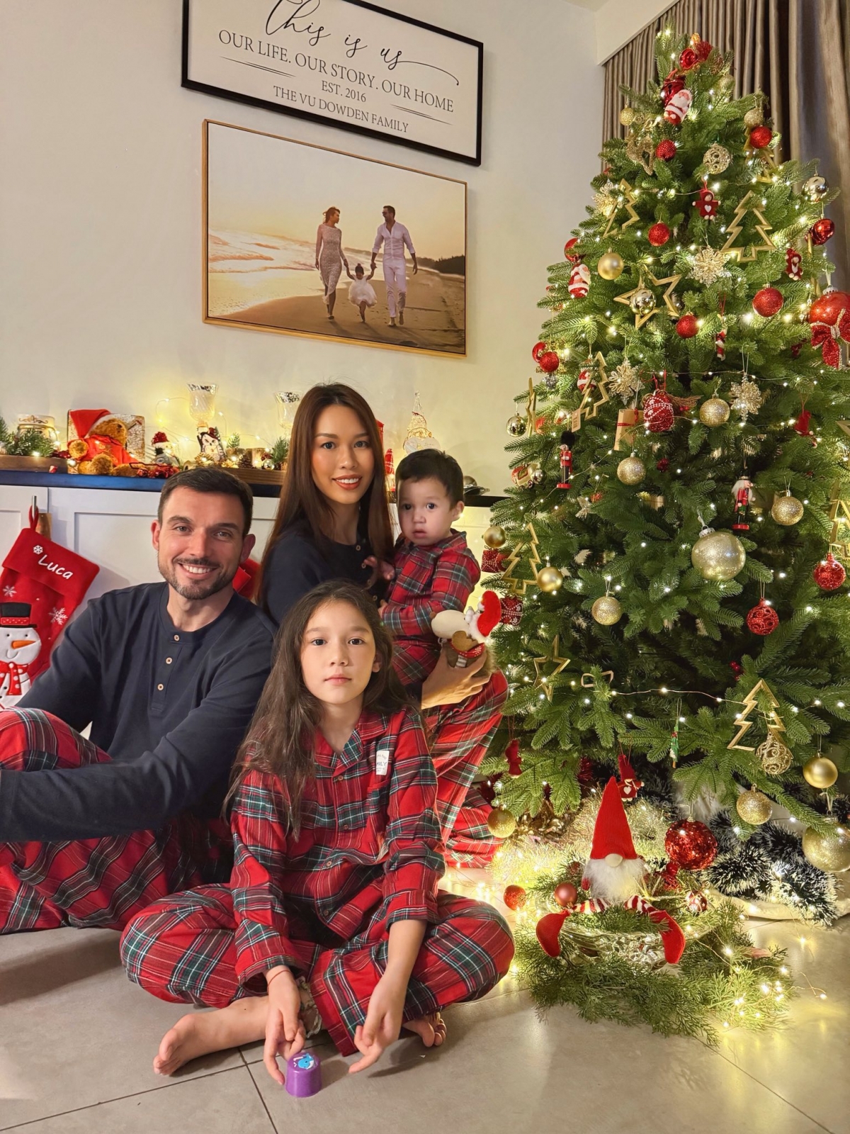 Hà Anh cùng ông xã Olly trang trí cây thông và treo đèn màu, tạo không khí Giáng sinh cho hai con vui chơi. Hà Anh cho biết gia đình cô trang trí Giáng sinh sớm vì ngày 17/12 sẽ sang Anh thăm gia đình chồng. Siêu mẫu nói Noel là dịp lễ quan trọng ở châu Âu, cả nhà sẽ sum họp và dành trọn thời gian bên nhau.