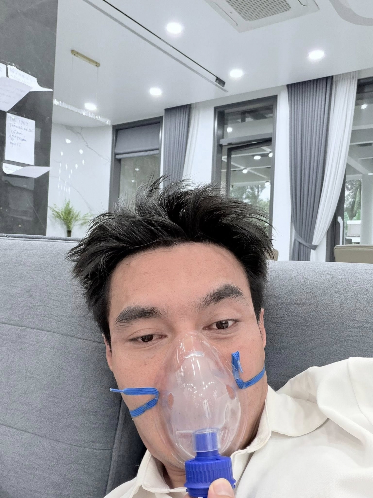 Diễn viên Lê Dương Bảo Lâm gây chú ý khi đăng ảnh thở oxy. Tuy nhiên, đây được cho là chiêu trò truyền thông cho sự kiện fan meeting của anh sắp tới.