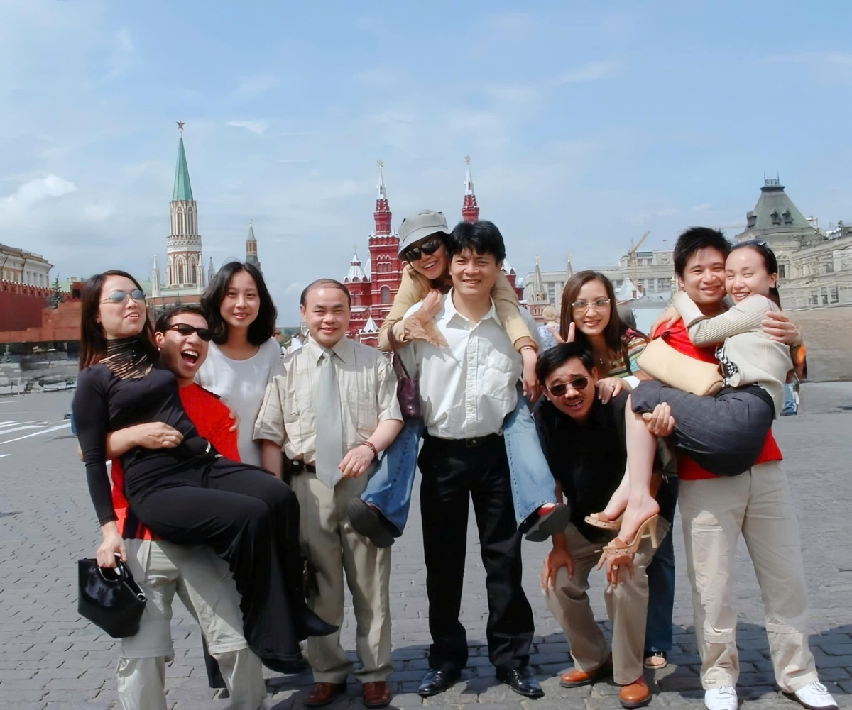 Ca sĩ Lan Anh đăng bức ảnh chụp cùng 2 NSND là Thái Bảo và Tấn Minh... cách đây 21 năm.