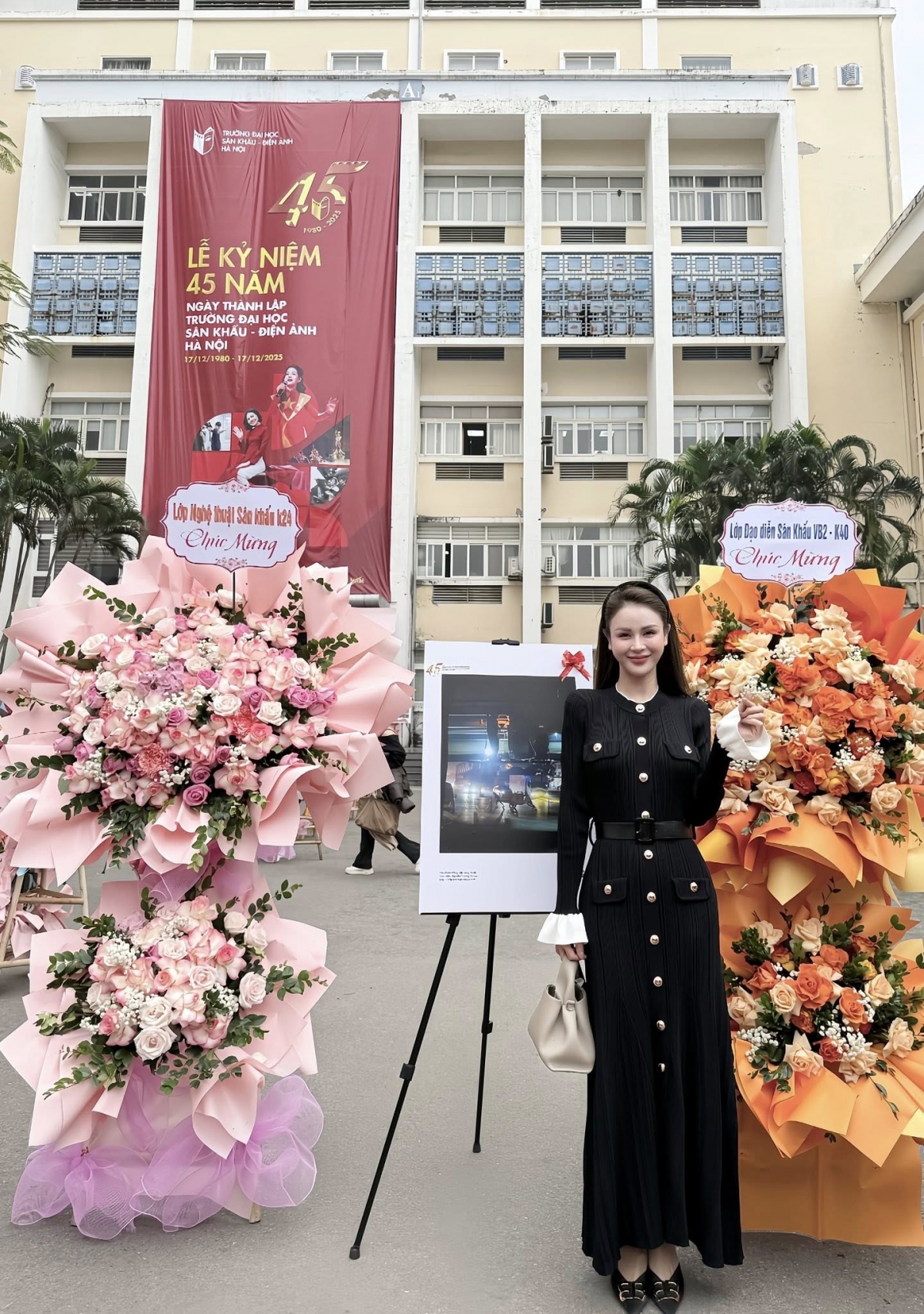 Diễn viên Lương Thu Trang dự Lễ kỷ niệm 45 năm ngày thành lập Trường Đại học Sân khấu – Điện ảnh Hà Nội. Cô bày tỏ: “45 năm – nơi các thế hệ gặp nhau trong cùng một tình yêu sân khấu. Đi qua thời gian, giá trị vẫn ở lại”.