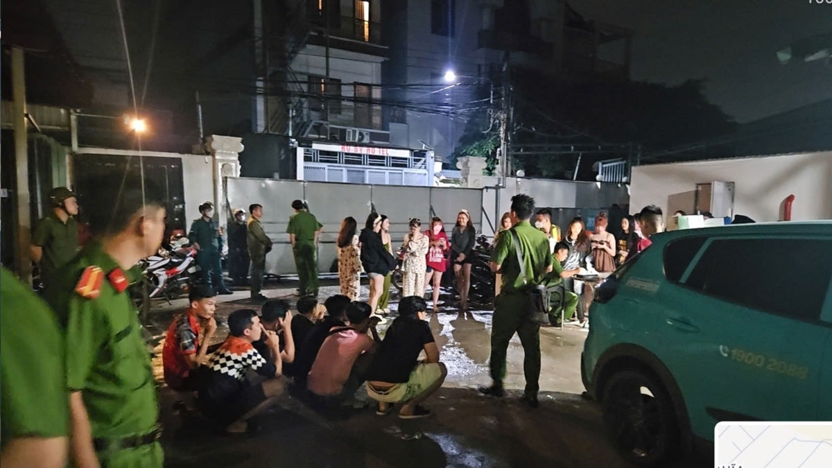 Công an đột kích quán karaoke 