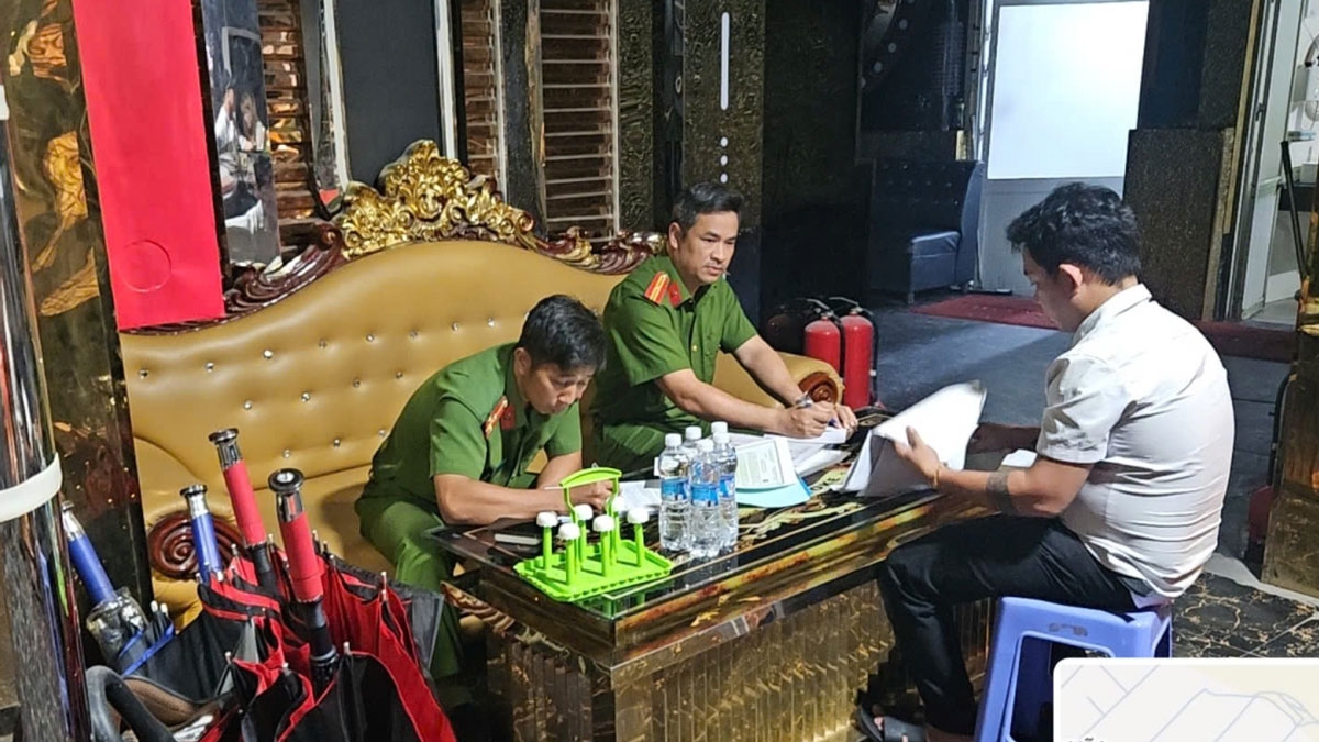 Công an làm việc với quản lí quán karaoke 