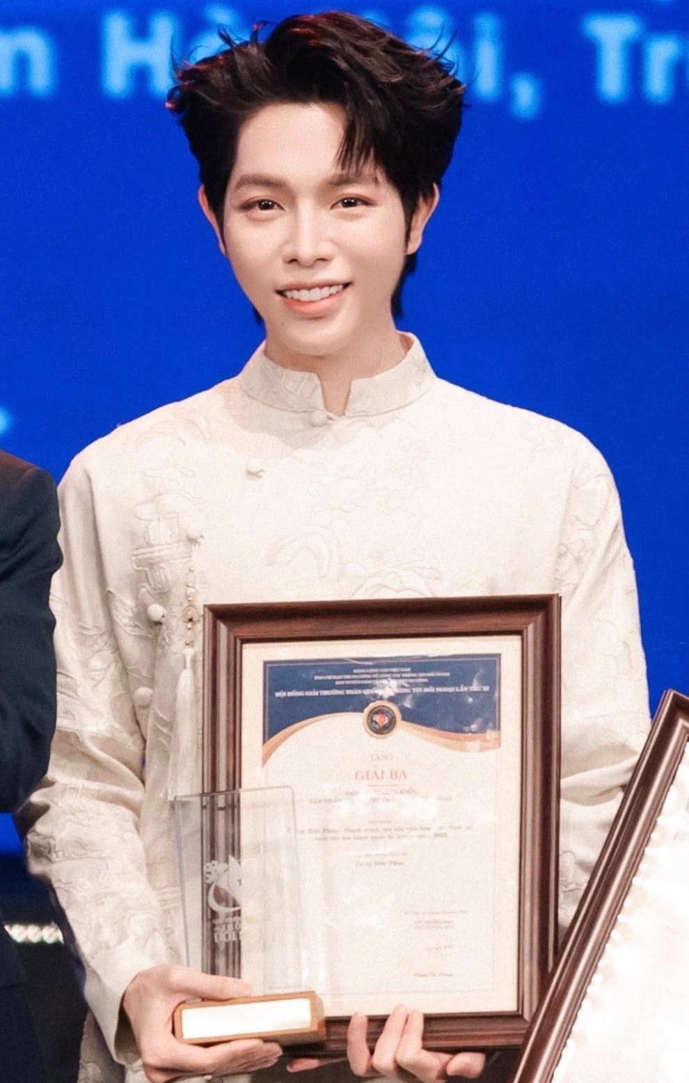 Sao Việt 24/12: Những ngày cuối tháng 12/2025, câu chuyện về người đàn ông ngoài 60 tuổi chạy xe ôm công nghệ bằng chiếc Wave cũ liên tục bị khách huỷ chuyến vì xe cũ và tuổi cao lan truyền mạnh trên mạng xã hội. Ca sĩ Đức Phúc đang nỗ lực tìm kiếm bác xe ôm lớn tuổi bị hủy chuyến vì xe Wave cũ, mong muốn tặng xe mới giúp ông mưu sinh dễ dàng hơn.