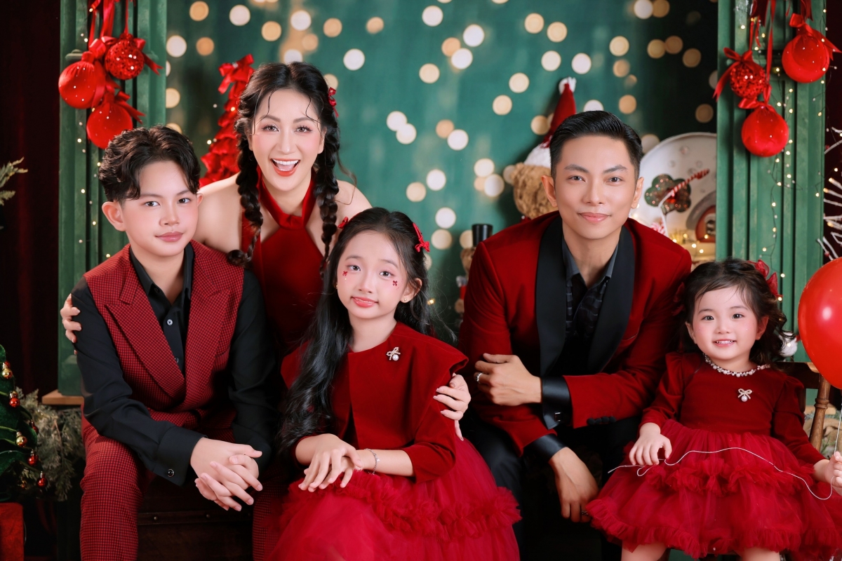Vợ chồng Khánh Thi – Phan Hiển cùng 3 con chụp ảnh mừng Giáng sinh 2025. Cả gia đình diện trang phục tông đỏ đồng điệu. Nhà kiện tướng dancesport bày tỏ: “Mong rằng mùa Giáng sinh này sẽ mang đến sự bình an, ấm áp và một năm mới thật trọn vẹn cho tất cả mọi người”.