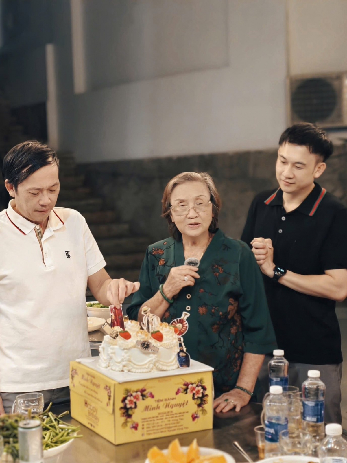 Nghệ sĩ Hoài Linh có buổi tiệc mừng sinh nhật tuổi 56 bên mẹ, em trai Dương Triệu Vũ và đại gia đình. Dương Triệu Vũ chia sẻ khoảnh khắc cùng mẹ chúc mừng sinh nhật anh trai Hoài Linh. Dương Triệu Vũ chúc anh trai luôn khỏe mạnh, được khán giả yêu thương.