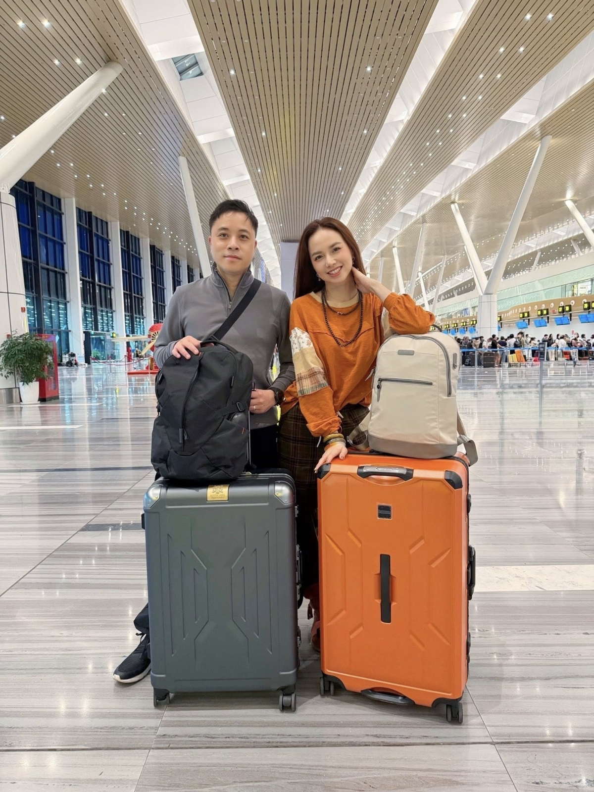 Vợ chồng Victor Vũ – Đinh Ngọc Diệp có chuyến công tác cùng nhau. Nữ diễn viên viết: “Đạo diễn đi tìm bối cảnh. Nhà sản xuất đi tìm phương án. Còn Thám Tử Kiên đi tìm manh mối”.