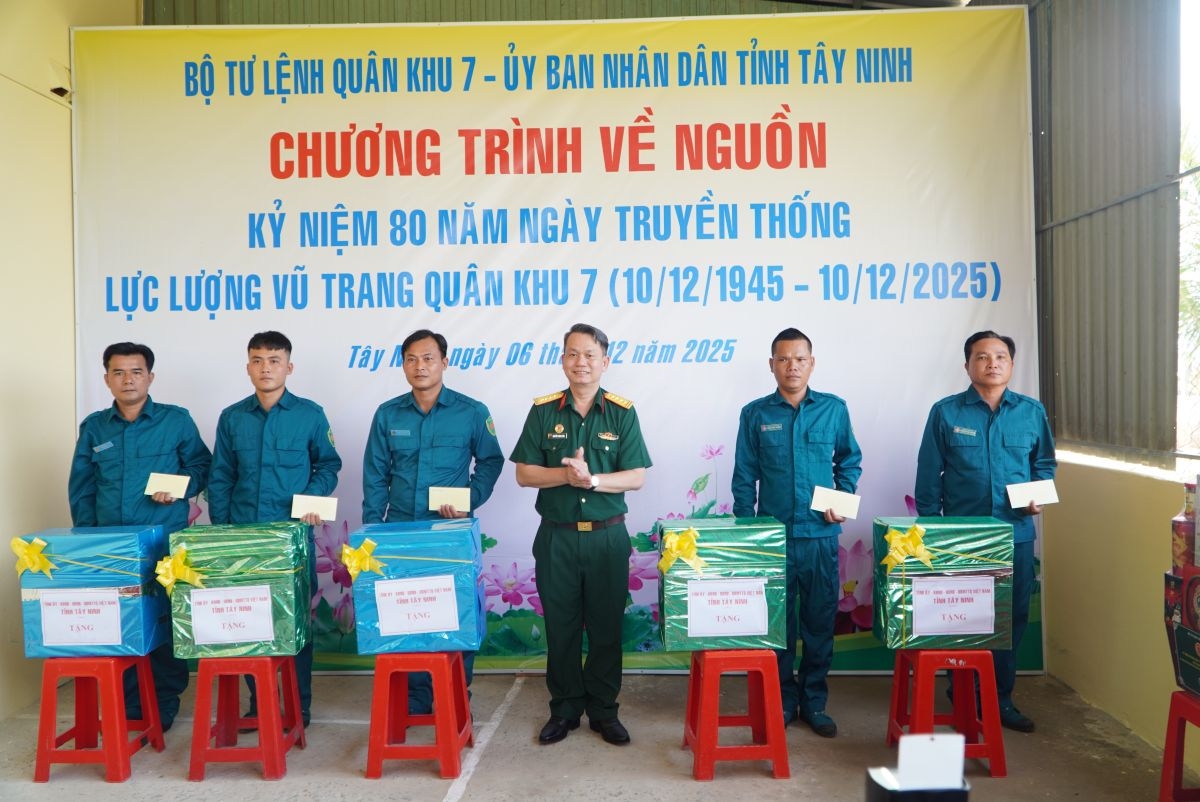 Thăm, tặng quà tại chốt dân quân thường trực ấp 3, xã Tân Hiệp, Tây Ninh (ảnh: L.V)