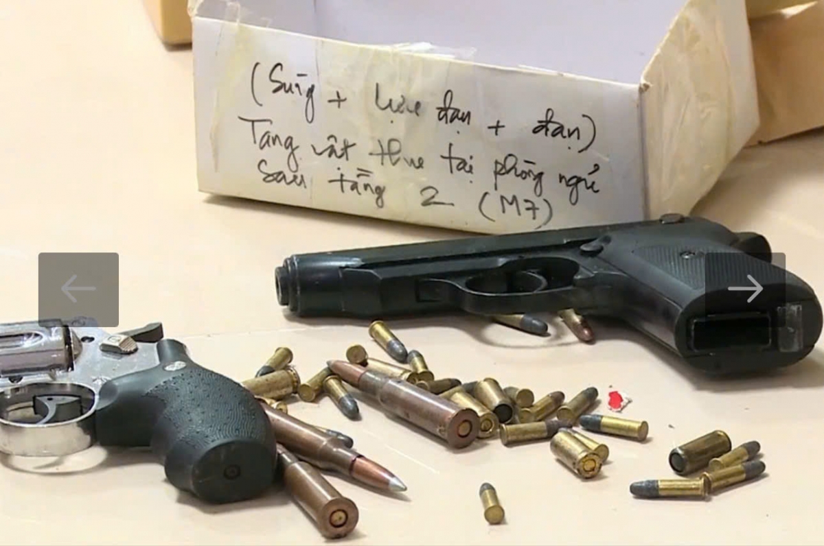 Số vũ khí được công an thu giữ trong nhà các đối tượng tội phạm ma túy. Ảnh: VTV