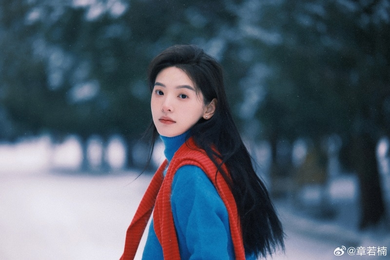 Trương Nhược Nam toả sáng với màn thể hiện xúc động trong "Sương rét đầu tiên". Nhập vai một cô gái yếu đuối nhưng kiên cường, cô đã chạm đến trái tim người xem. Tiếp nối thành công bằng "Hoài thủy trú thính", cô củng cố vị thế của mình trong thế hệ diễn viên trẻ.