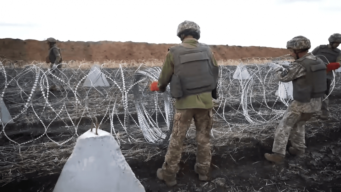 Binh sỹ Ukraine lập hàng rào dây thép gai. Ảnh: United24media