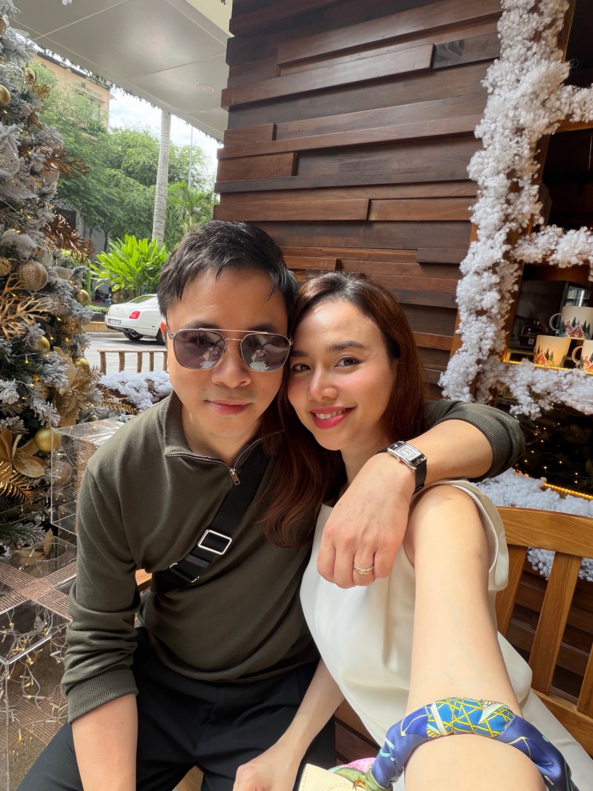 Đạo diễn Victor Vũ đăng ảnh bên bà xã Đinh Ngọc Diệp và bày tỏ: “Giữa nhịp sống bận rộn, được ngồi cạnh gia đình là đủ đầy rồi”.