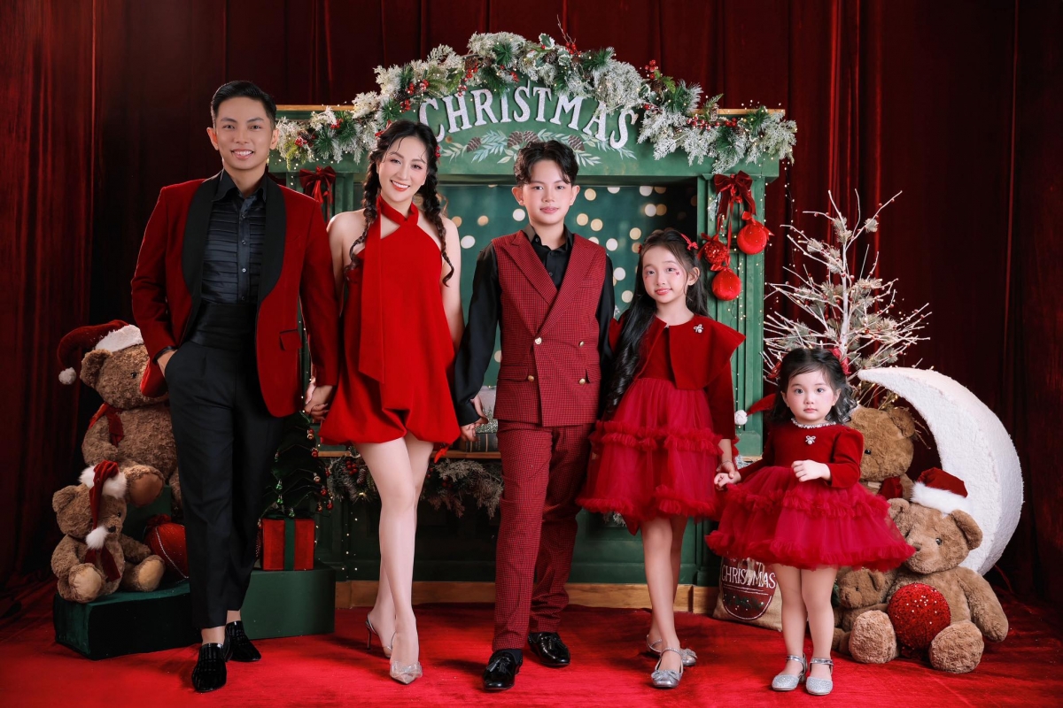 Vợ chồng Khánh Thi – Phan Hiển cùng 3 con chụp ảnh mừng Giáng sinh 2025. Cả gia đình diện trang phục tông đỏ đồng điệu. Nhà kiện tướng dancesport duy trì truyền thống chụp ảnh Giáng sinh từ nhiều năm nay vì đây là dịp lễ đặc biệt để quây quần, gắn kết.