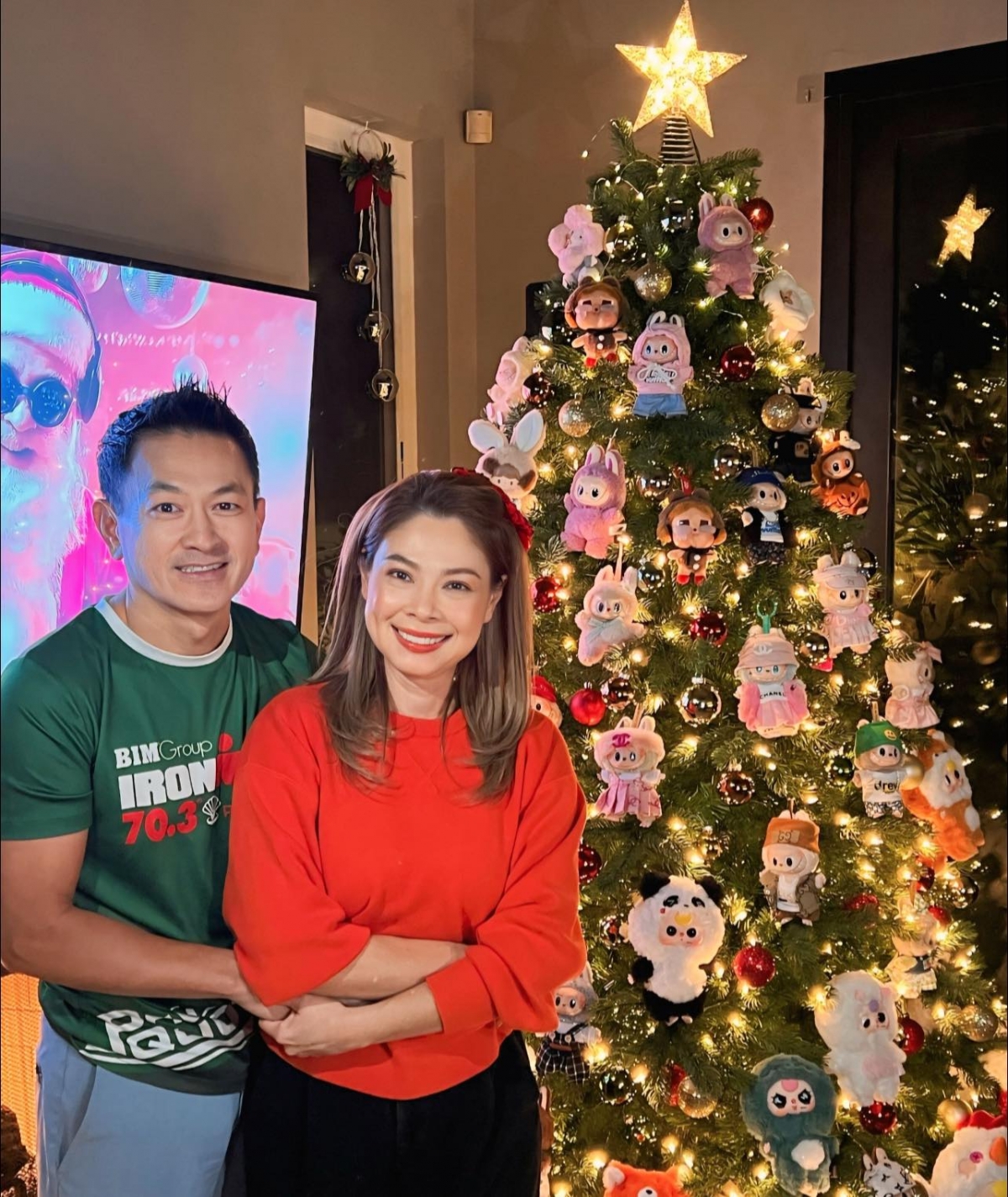 Vợ chồng Thanh Thảo mở tiệc mừng Giáng sinh đồng thời chúc mừng sinh nhật con nuôi Jacky tại biệt thự ở Mỹ. Nữ ca sĩ trang trí nhà cửa với tông đỏ, xanh, chuẩn bị thực đơn đa dạng với nhiều món Tây và Việt.