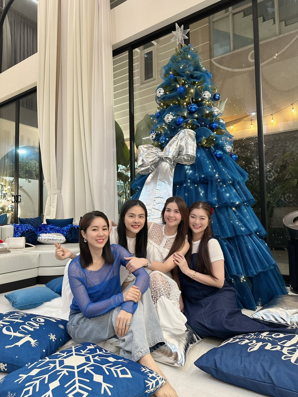 Diễn viên Vân Trang đi mua đồ để tự trang trí Giáng sinh với tông xanh mát cho biệt thự. Hội bạn thân gồm các diễn viên Lê Phương, Kha Ly, Thanh Trúc khi dự tiệc Giáng sinh đều dành lời khen cho sự khéo léo của Vân Trang.