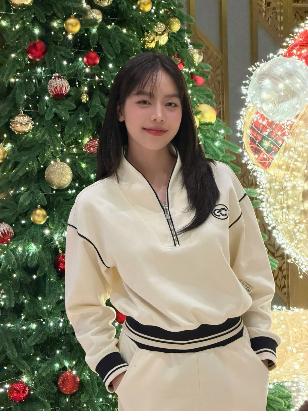 Hoa hậu Thanh Thủy check-in cùng cây thông Noel tại Hà Nội.