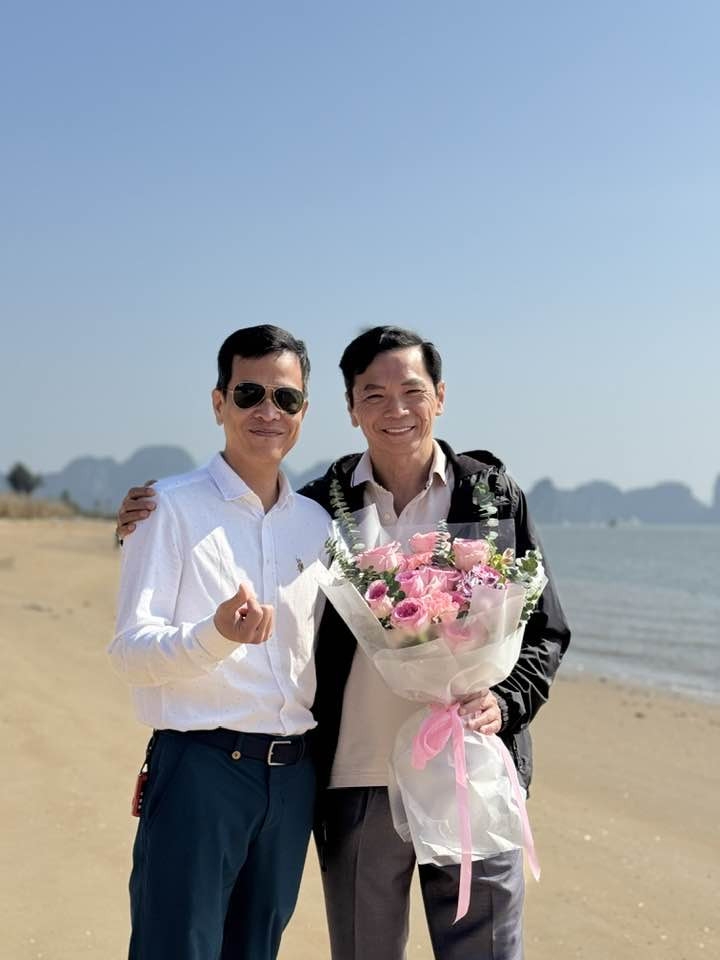 NSND Trung Anh đong đầy cảm xúc buổi chia tay đoàn phim "Lằn ranh". "Người đeo kính này chính là ông Sách xịn, tôi chỉ là phiên bản lỗi mà thôi", anh chia sẻ về bức ảnh.