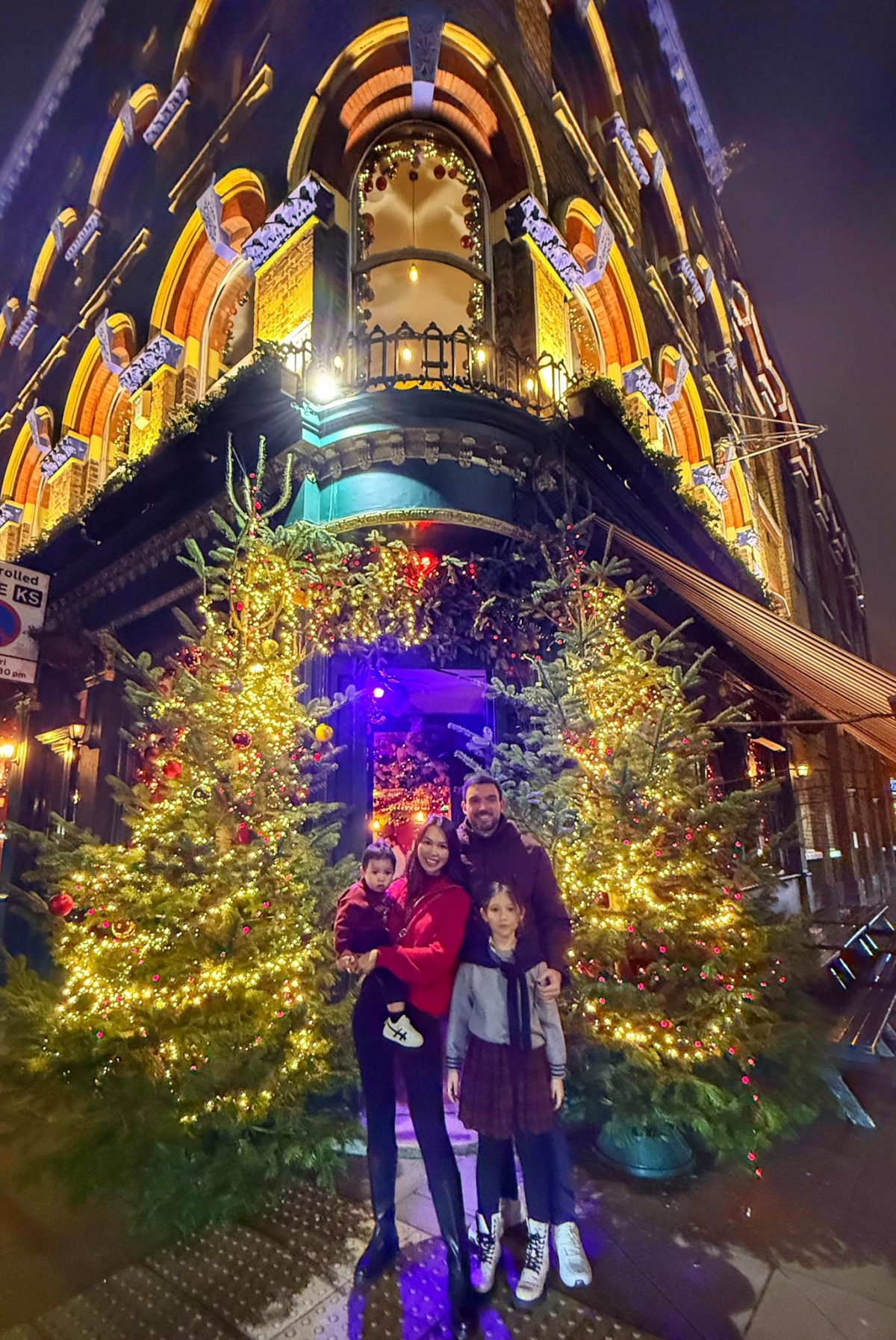 Gia đình siêu mẫu Hà Anh tận hưởng mùa Giáng sinh tại London, Anh.
