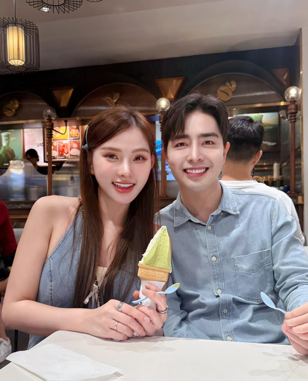 Ca sĩ Thu Thủy và ông xã đi chơi vào cuối tuần. Khán giả dành nhiều lời khen đẹp đôi cho hai vợ chồng.